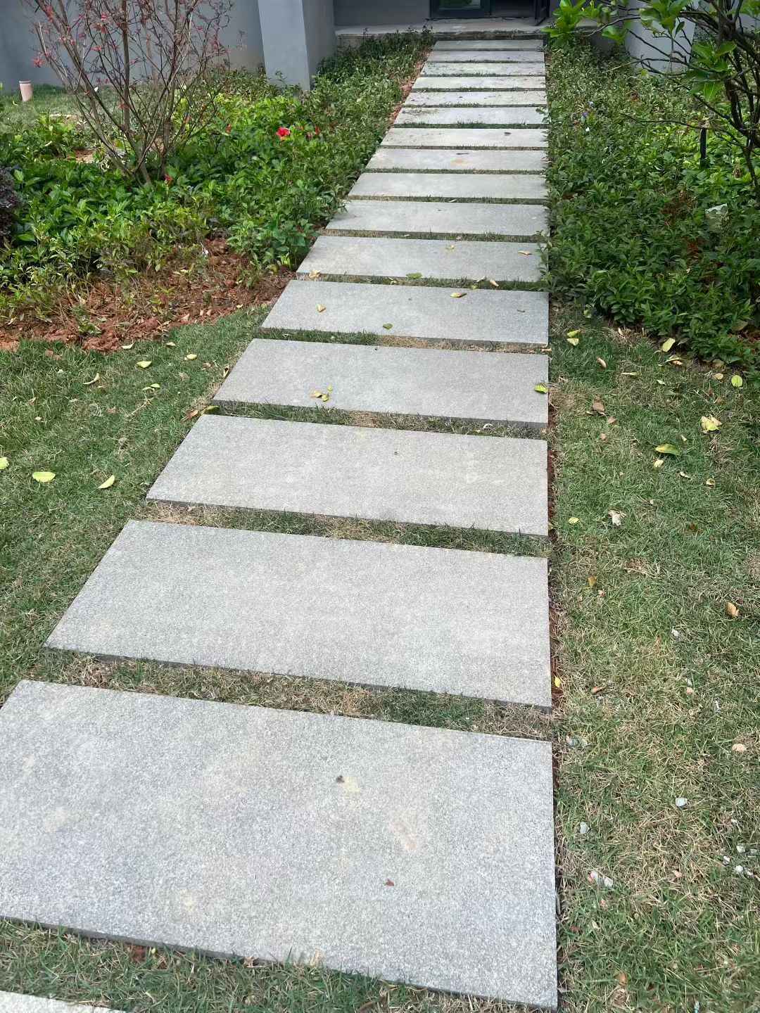 防城港 芝麻黑小区踏步、汀步石铺装效果