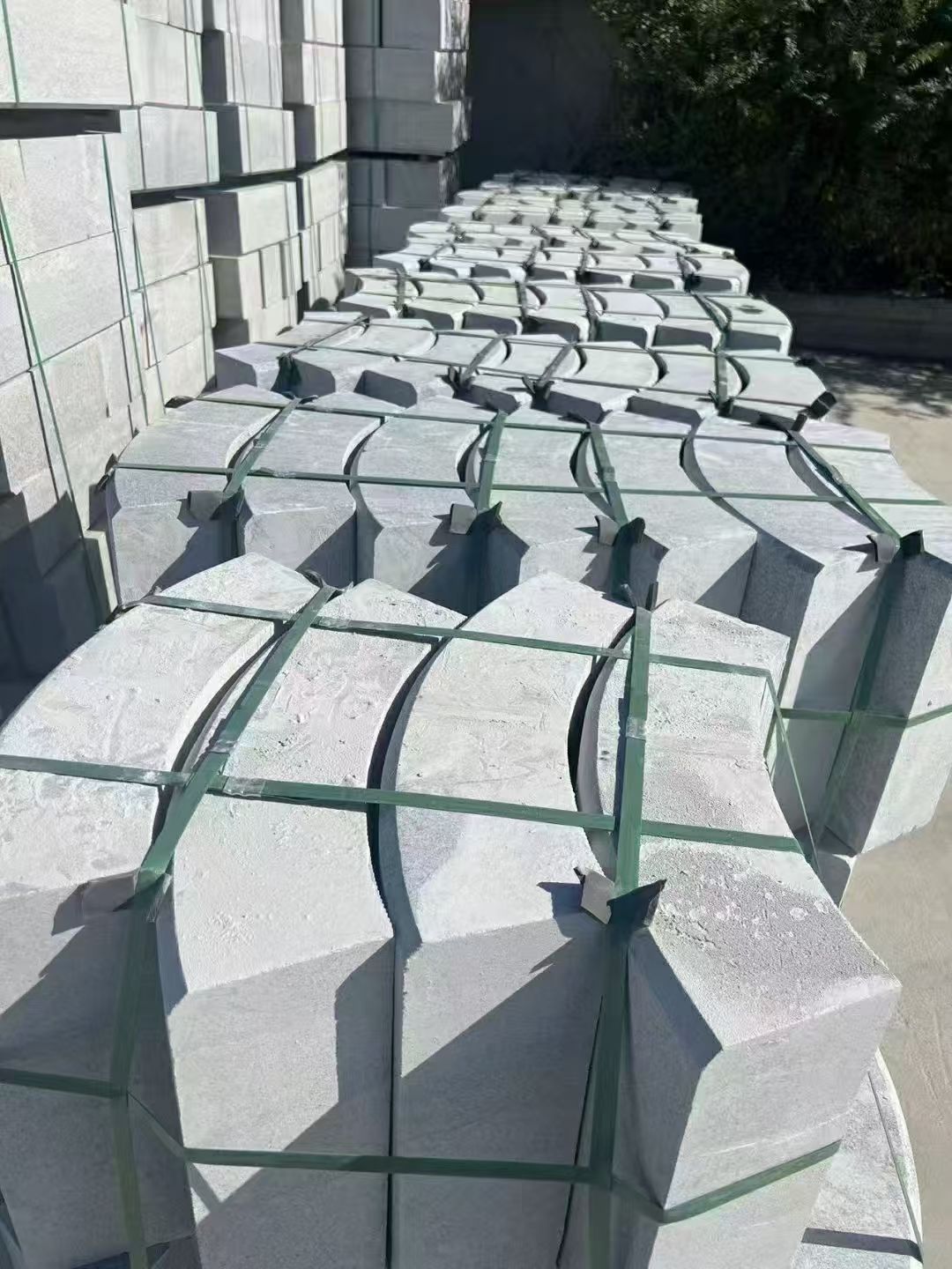 防城港 芝麻灰弧形路沿石