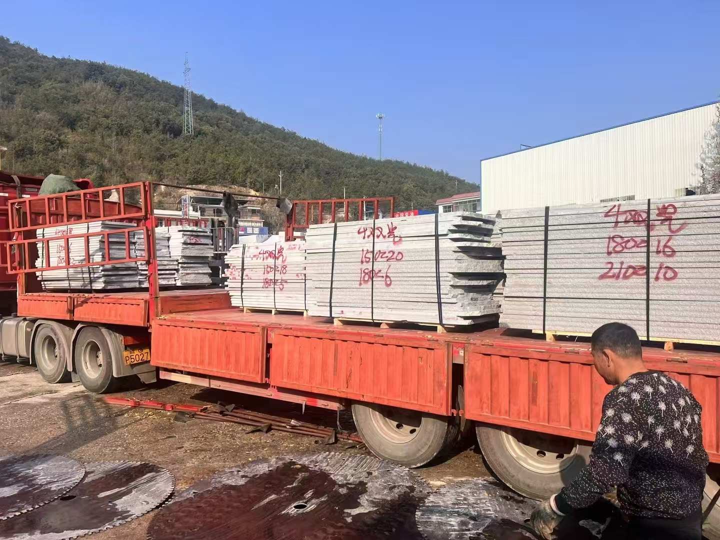 防城港 芝麻灰花岗岩光面毛板出货日常