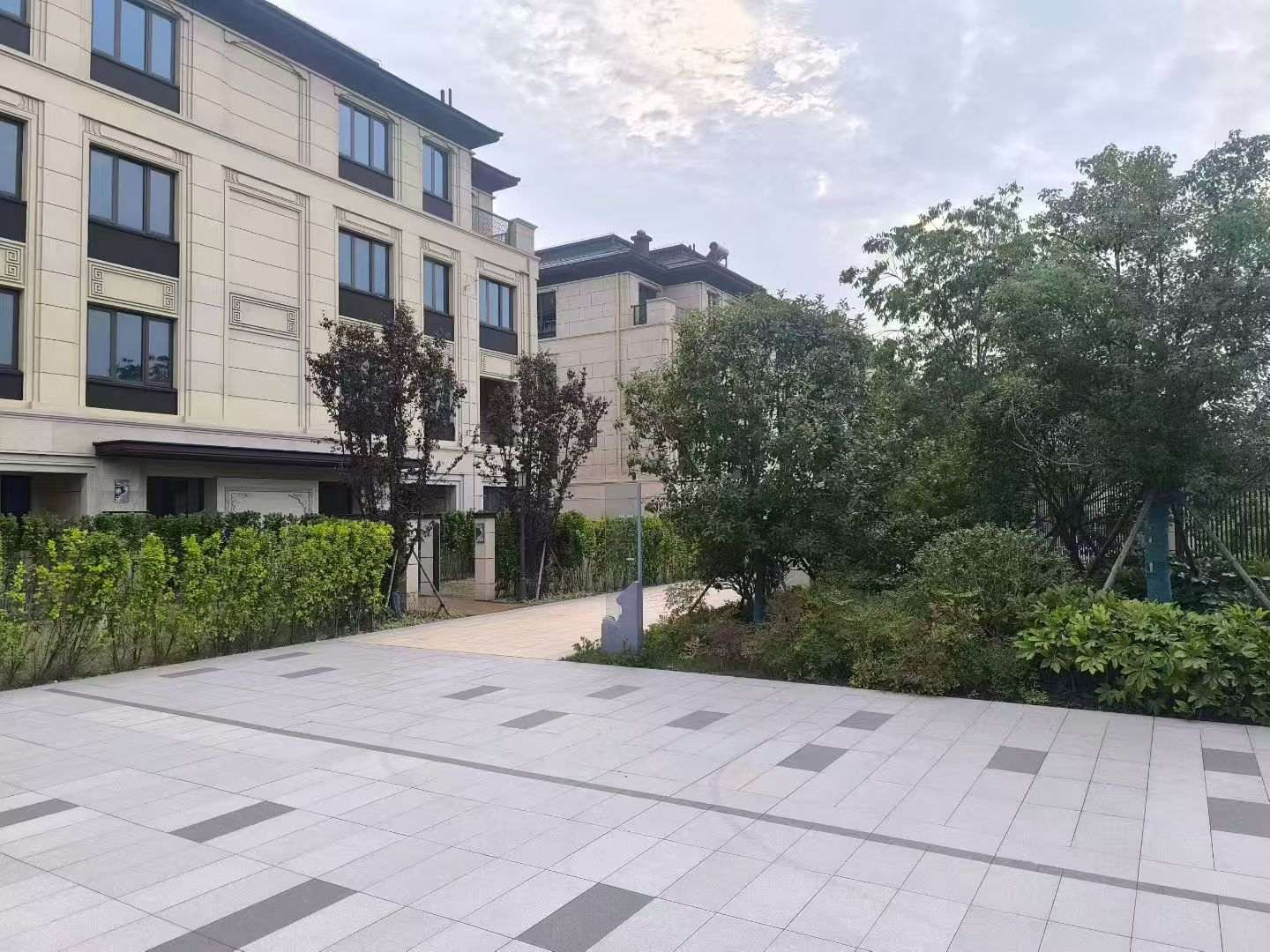 防城港 芝麻白与芝麻白搭配铺装，尺寸1200*600